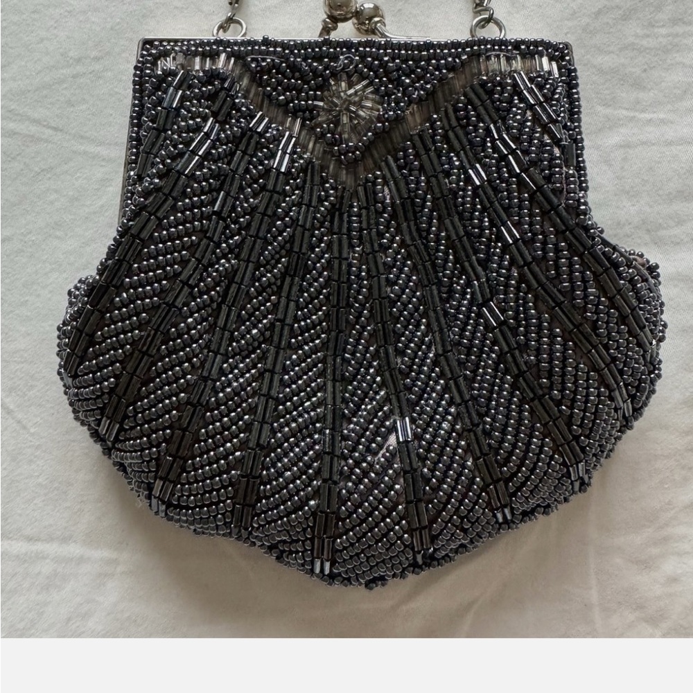 VINTAGE LA REGALE BEADED BAG EVENING SHELL CLAM CLUTCH PURSE W CHAIN SILVER GREY